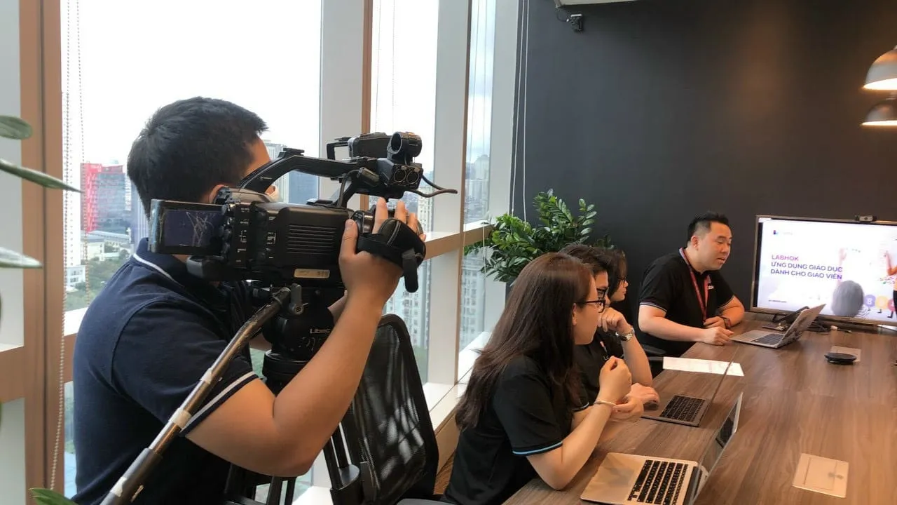 Ekip Khôi Nguyên Creatives quay phim doanh nghiệp tại văn phòng khách hàng