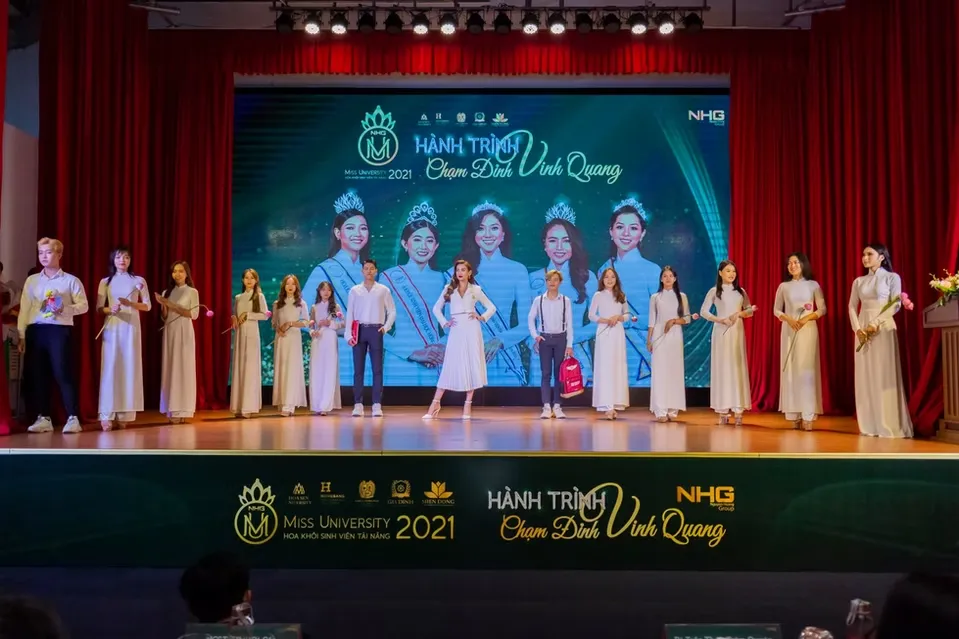 Màn hình LED trong nhà tại sân khấu Miss University 2021
